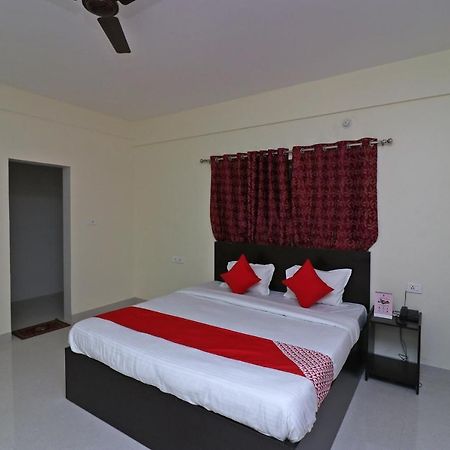 Oyo Hotel Ayush Palace Каттак Экстерьер фото