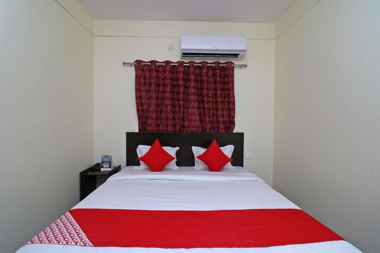 Oyo Hotel Ayush Palace Каттак Экстерьер фото