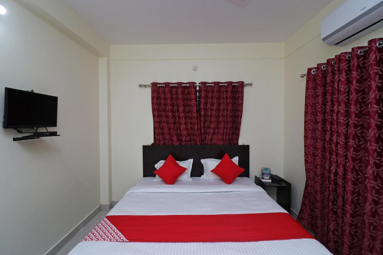 Oyo Hotel Ayush Palace Каттак Экстерьер фото