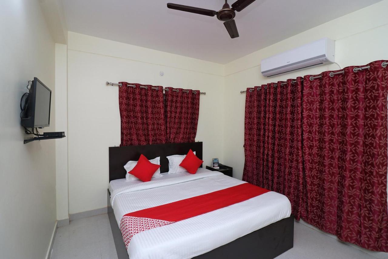 Oyo Hotel Ayush Palace Каттак Экстерьер фото