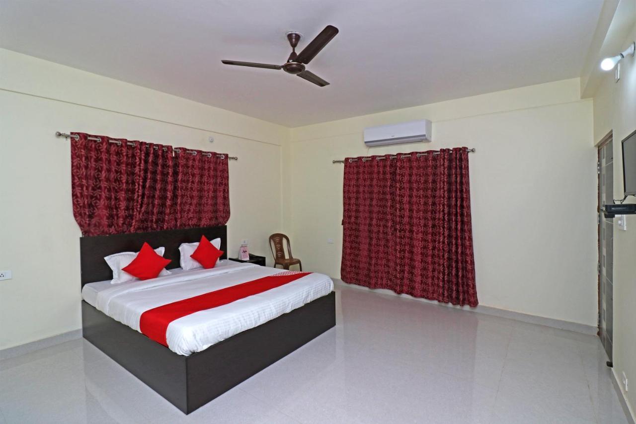 Oyo Hotel Ayush Palace Каттак Экстерьер фото