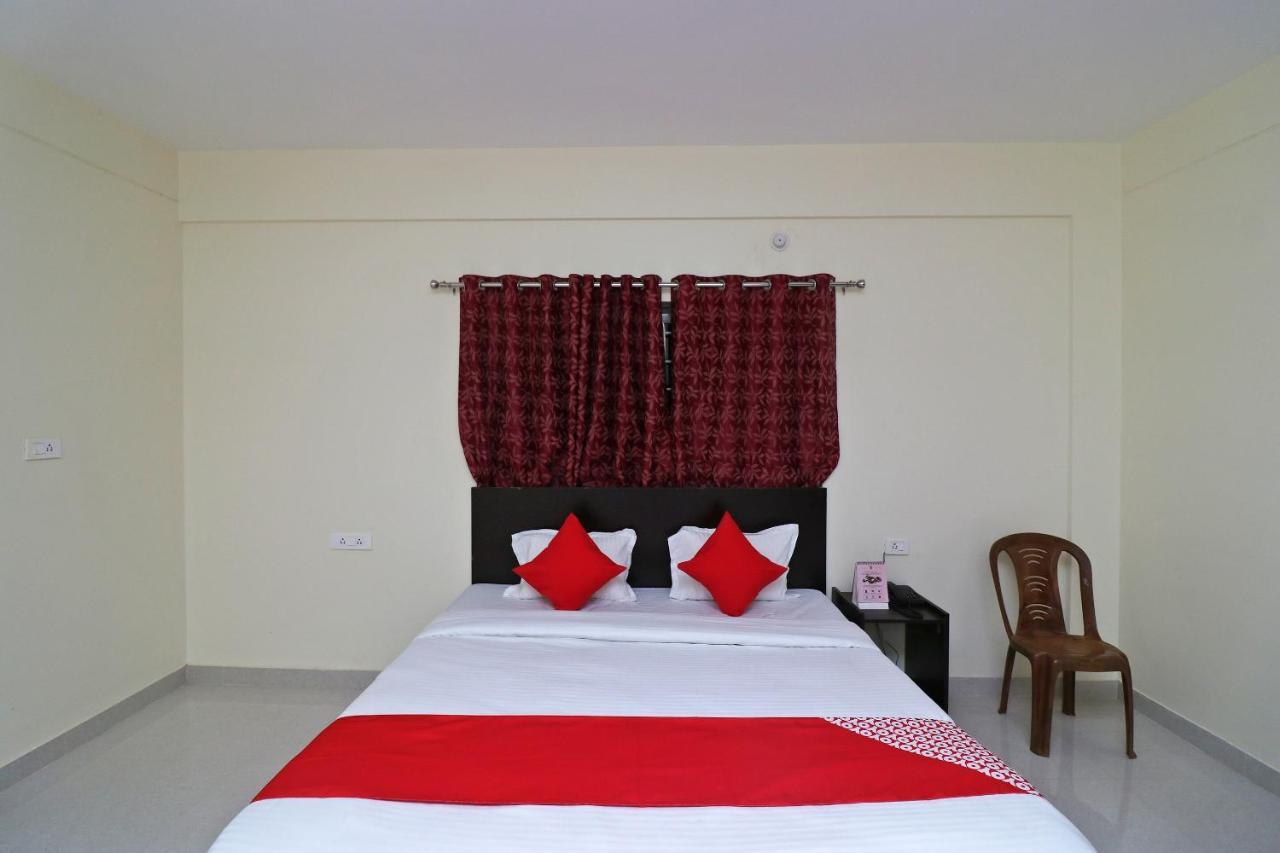 Oyo Hotel Ayush Palace Каттак Экстерьер фото