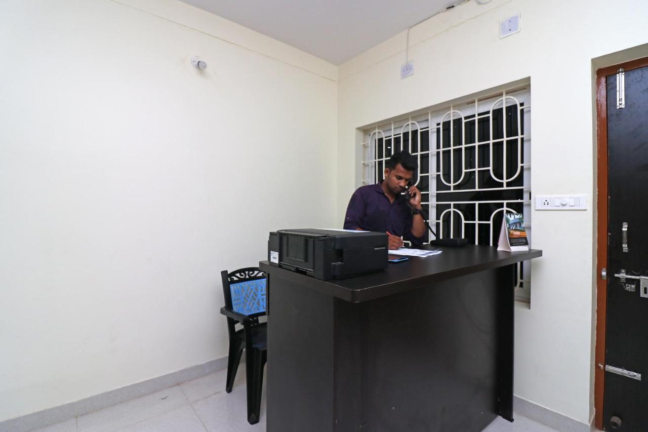 Oyo Hotel Ayush Palace Каттак Экстерьер фото