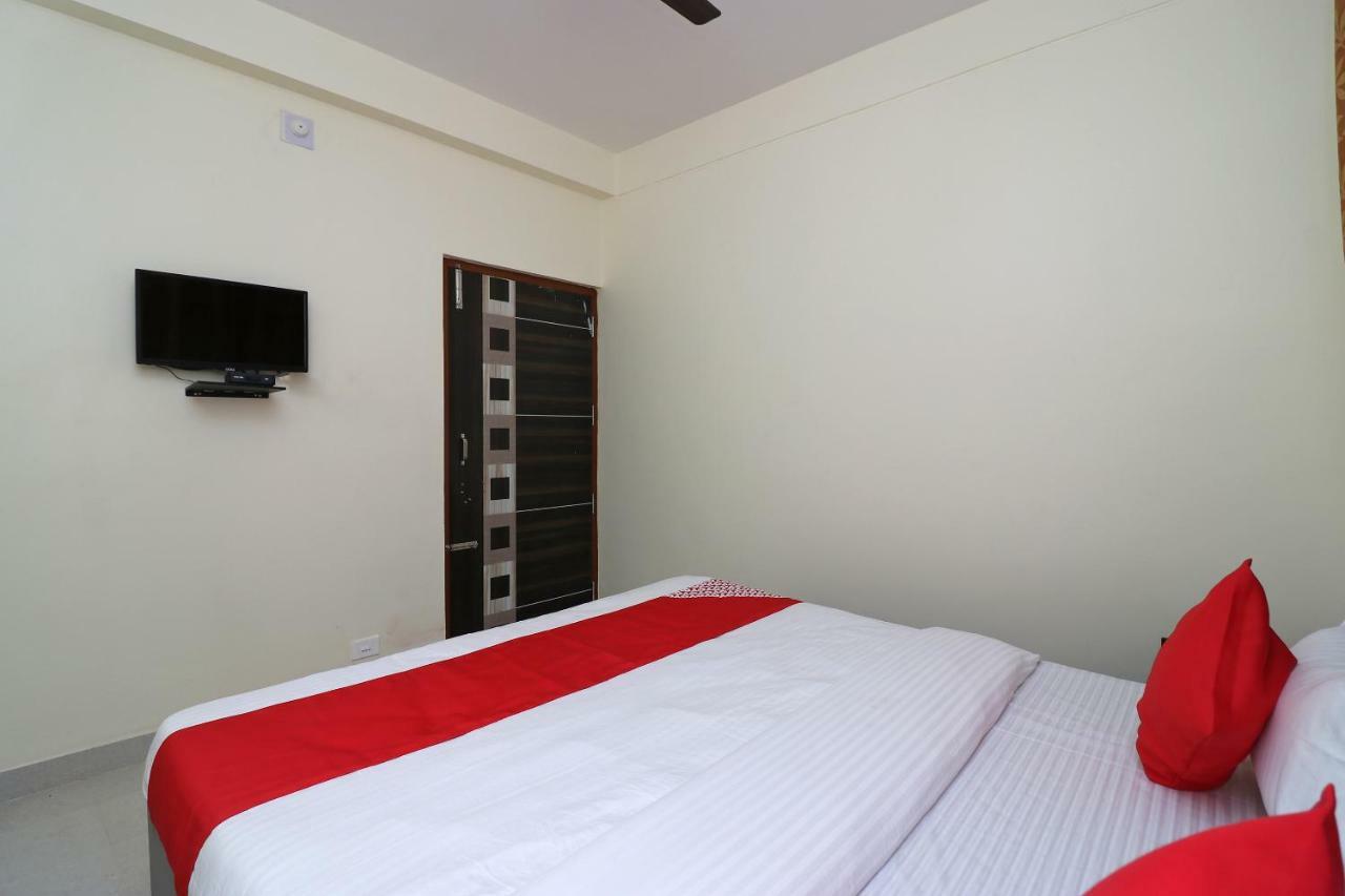Oyo Hotel Ayush Palace Каттак Экстерьер фото
